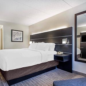 King Suite Accessible Tub